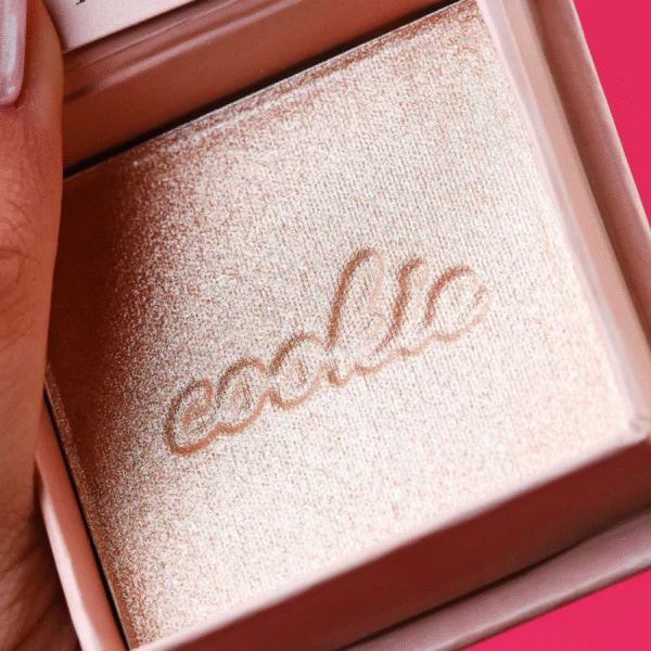 Benefit Cookie Highlighter   Pó Iluminador Golden Pearl, Brilho Sofisticado e Buildable - Imagem 2